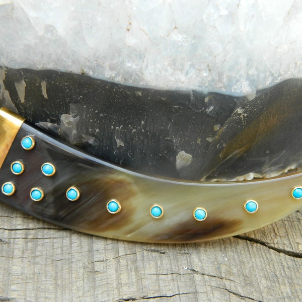 Bijoux en os de corne Corne de buffle d’origine éthique avec pendentif en pierre précieuse turquoise minuscule accent fabriqué à la main Boho Antique Look bijoux