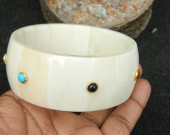 アクセサリー Tibet vintage- bangle Vintage Tibetan Carved Bone and Jasper Hinged Bracelet. For