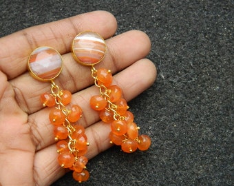 Orecchini in oro con corniola rossa e ciondolo a forma di fiore Orecchini in oro con corniola rossa e ciondolo a forma di fiore