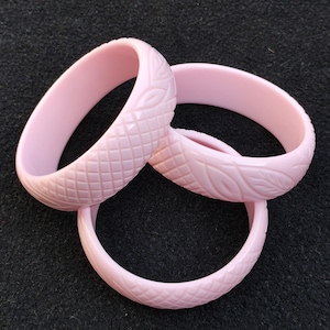 Rosa Farbe geschnitzter Harz-Armreif-Armband-Armband-rein handgefertigtes exklusives Retro-breites Armreifen-trendiges einzigartiges Armband für Frauen-Modeschmuck