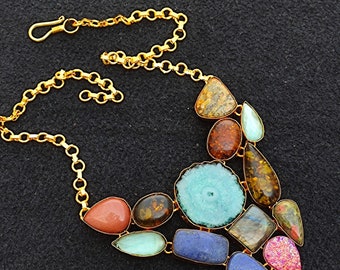 Collar con múltiples piedras preciosas: jaspe, drusa, lapislázuli y labradorita, chapado en oro.