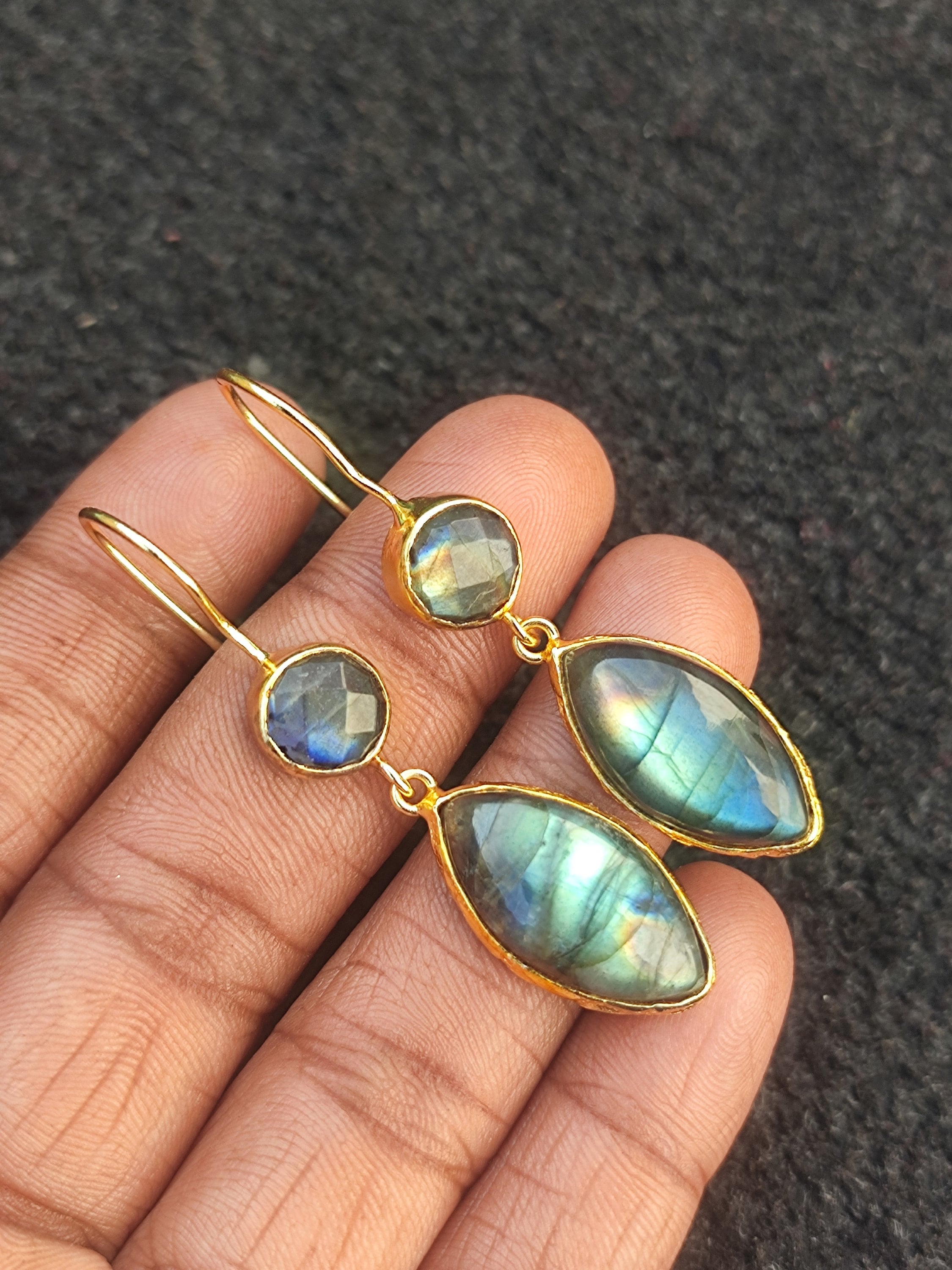 Orecchini a cerchio pendenti con pietre preziose in labradorite blu flash, fatti a mano in oro - Italia