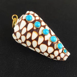Colgante de concha de mármol Conus: cono de playa natural con turquesa