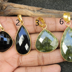 ハンドメイドのブラックオニキスとベソナイトの金メッキペンダント