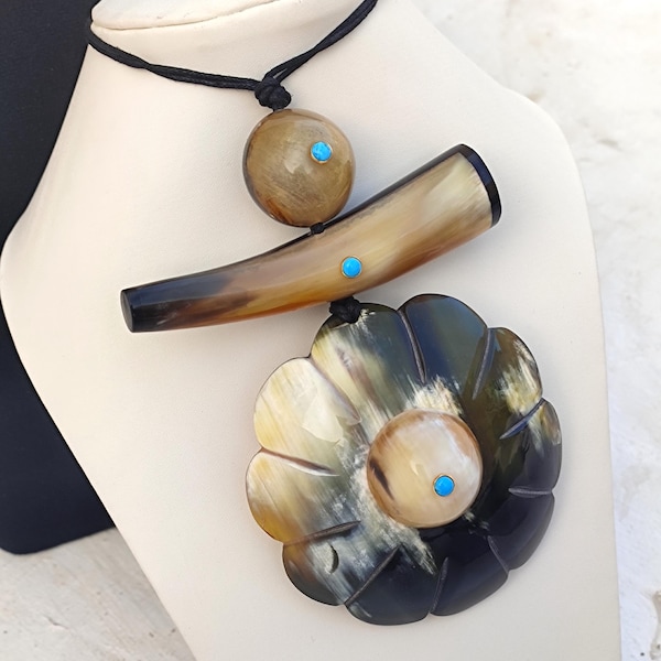 Collier fleur en corne de buffle et turquoise - Bijoux affirmés de source éthique