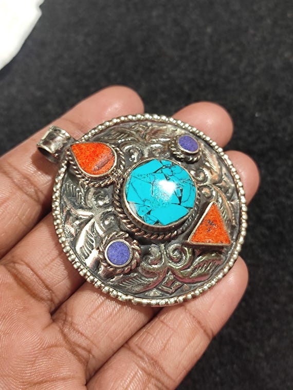 Pendentif Tibétain Artisanal En Corail Rouge Et Turquoise, Plaqué Argent – Bijou Ethnique Et Coloré