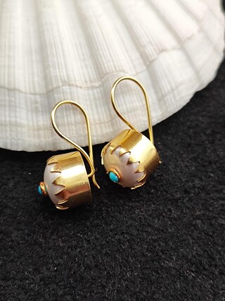 Philip Jones Orecchini A Perno Oro Con Perla Conchiglia E Cristalli Zirconia: Tondi 13x10 Mm, Ipoallergenici