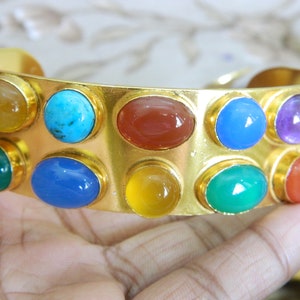 Multi Stein Armband Türkis, Amethyst, Chalcedon Chrysophrase, Karneol und Onyx vergoldet Verstellbarer Armreif Geschenk für Sie