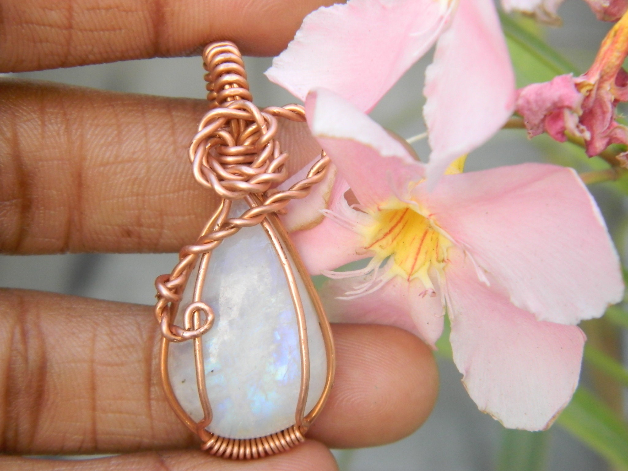 ミハエルネグリン　 白系　ティアドロップネックレス tear-drop-necklace-01.jpg?crop