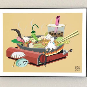 Puede incluir: Una ilustración colorida de una olla caliente con varios ingredientes, incluyendo verduras, carne y fideos. La olla caliente está sobre una estufa roja y negra con llamas debajo. Hay una taza de té de burbujas con una pajita rosa al lado de la olla caliente. La ilustración está enmarcada en un marco negro con el texto "SITIO NOM OUIS" en la esquina inferior derecha.