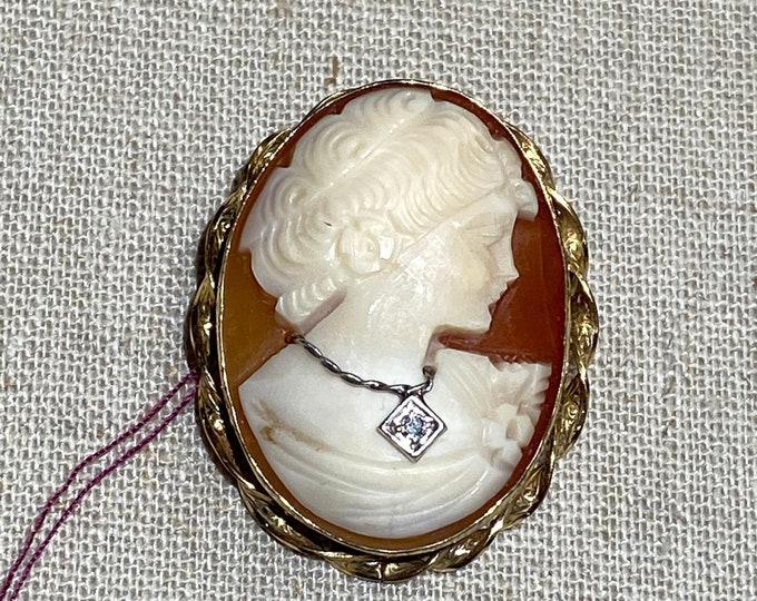 Vintage Hand Carved Shell Cameo Brooch Pendant