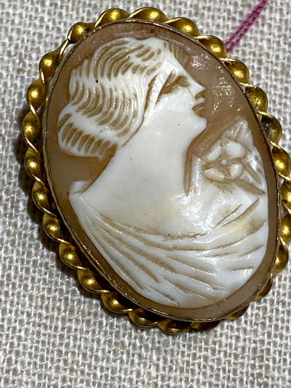 Italian Hand Carved Shell Cameo Brooch in Gold Fi… - image 4