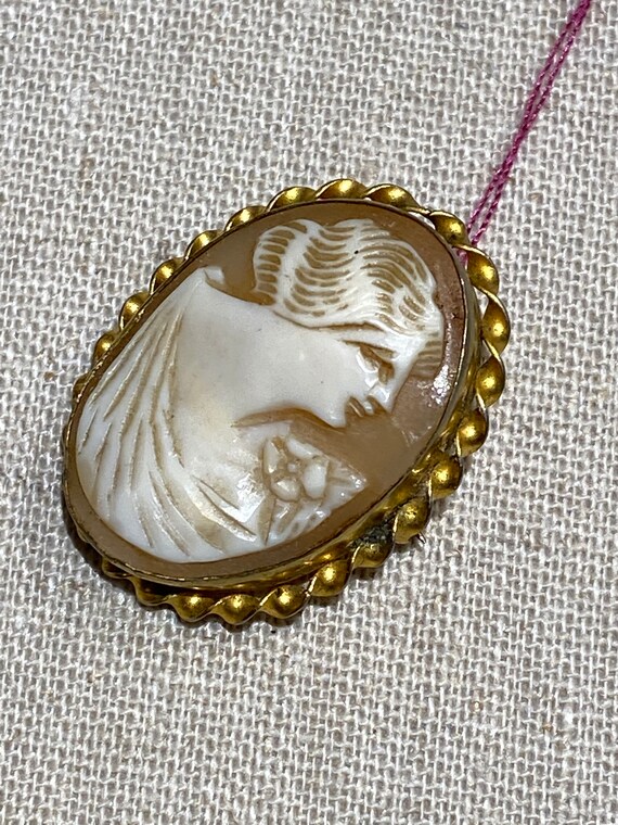 Italian Hand Carved Shell Cameo Brooch in Gold Fi… - image 3