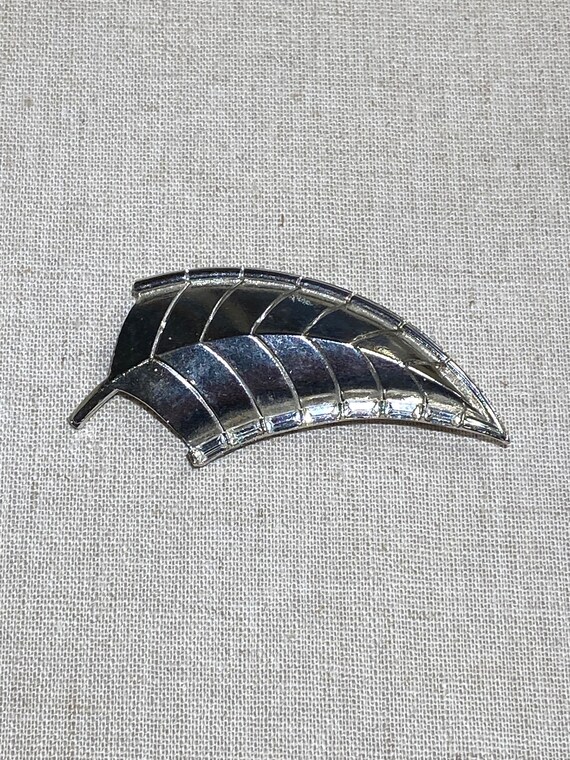 Lisner Signed Rhinestone Leaf Shaped Brooch - image 1