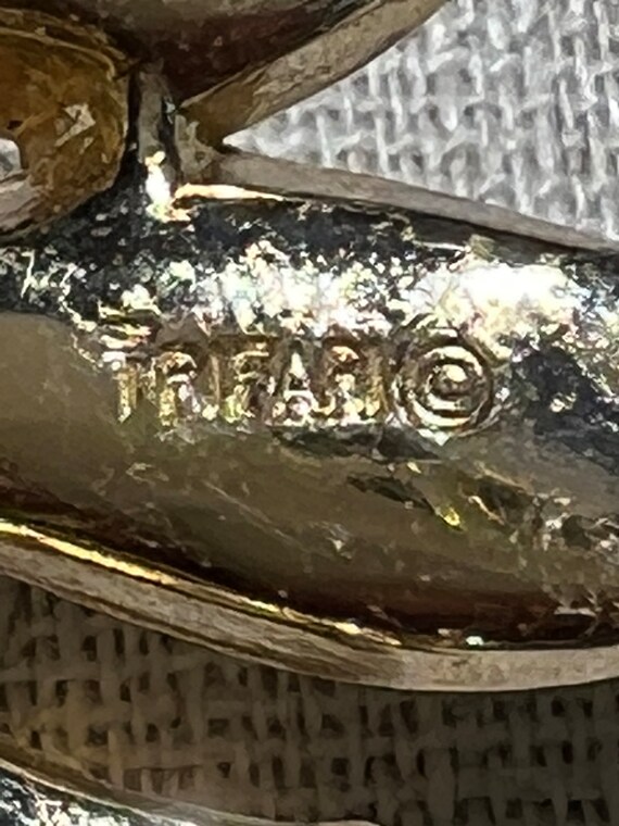 Signed Trifari Freeform Gold Tone Brooch - image 7