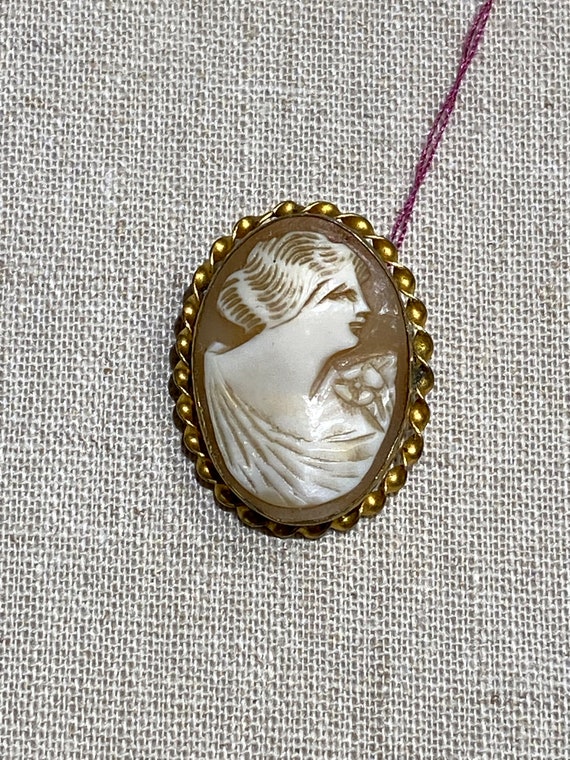 Italian Hand Carved Shell Cameo Brooch in Gold Fi… - image 1