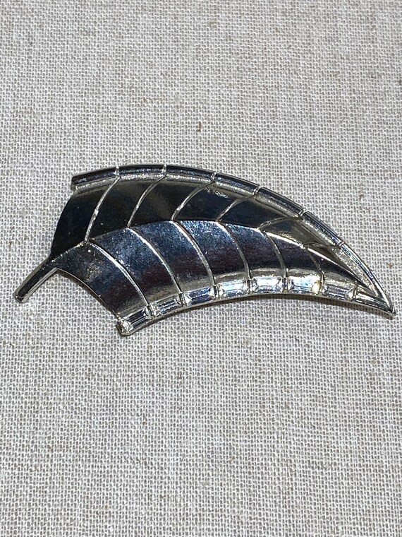 Lisner Signed Rhinestone Leaf Shaped Brooch - image 2
