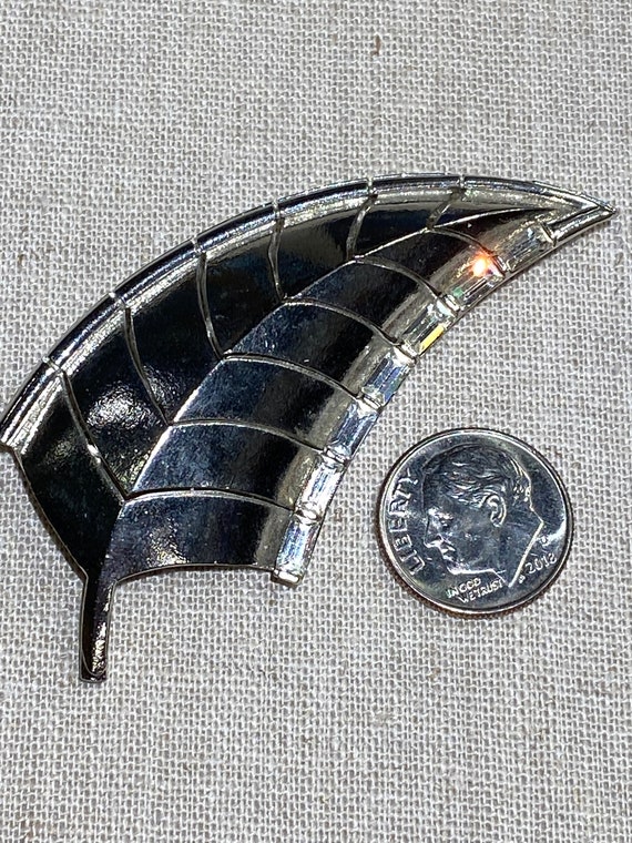 Lisner Signed Rhinestone Leaf Shaped Brooch - image 9