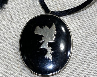 Art Deco Silhouette Powder Compact Necklace Pendant