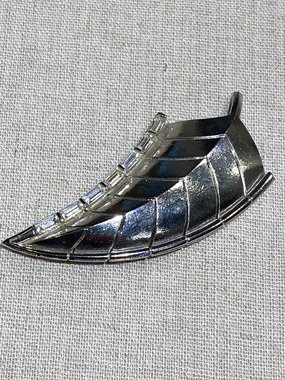 Lisner Signed Rhinestone Leaf Shaped Brooch - image 4