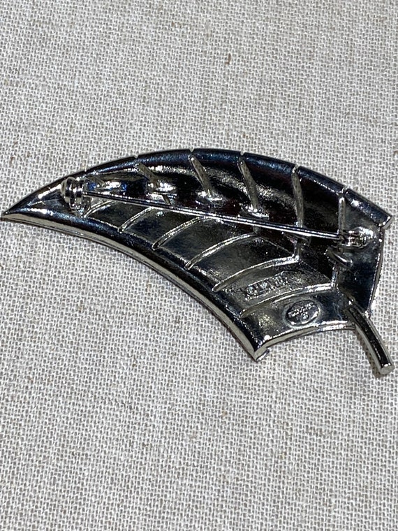 Lisner Signed Rhinestone Leaf Shaped Brooch - image 5