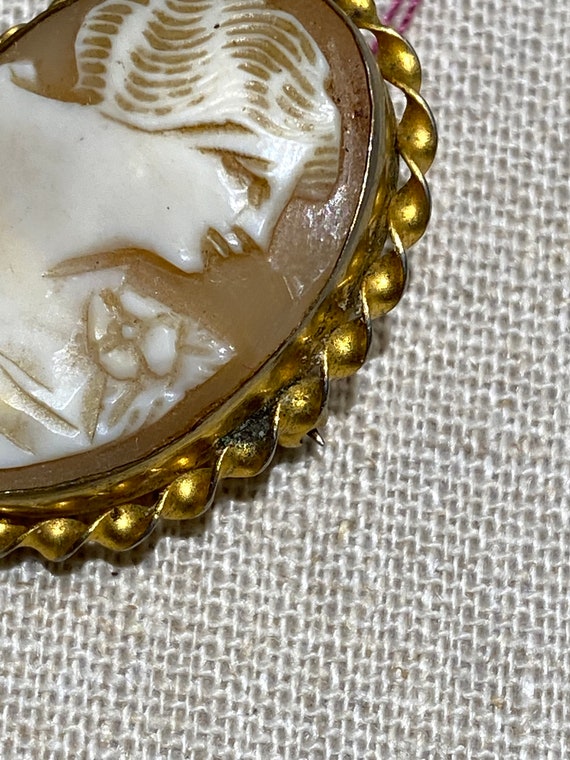 Italian Hand Carved Shell Cameo Brooch in Gold Fi… - image 5