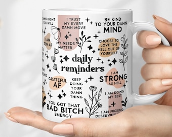 Taza de recordatorios diarios, taza de café de recordatorios diarios, recordatorios diarios de Badass, recordatorios diarios divertidos, taza de mentalidad, taza de salud mental divertida