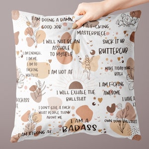 Travesseiro de afirmações diárias, afirmações diárias engraçadas, presente de afirmações diárias, pensamentos positivos, travesseiro de mantra diário, travesseiro boho