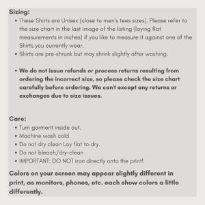 Puede incluir: Instrucciones de talla y cuidado para camisas unisex. El texto menciona que las camisas est&aacute;n preencogidas y que no se aceptan devoluciones debido a problemas de talla. Las instrucciones de cuidado incluyen voltear la prenda del rev&eacute;s, lavar a m&aacute;quina con agua fr&iacute;a y secar en plano. Tambi&eacute;n indica que las camisas no deben limpiarse en seco ni plancharse directamente sobre la impresi&oacute;n.
