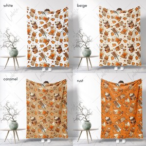 Op de afbeelding: Vier fleece dekens met een herfstthema met een patroon van pumpkin spice lattes, pompoenen en bladeren. De dekens worden getoond in vier verschillende kleuren: wit, beige, caramel en roest.