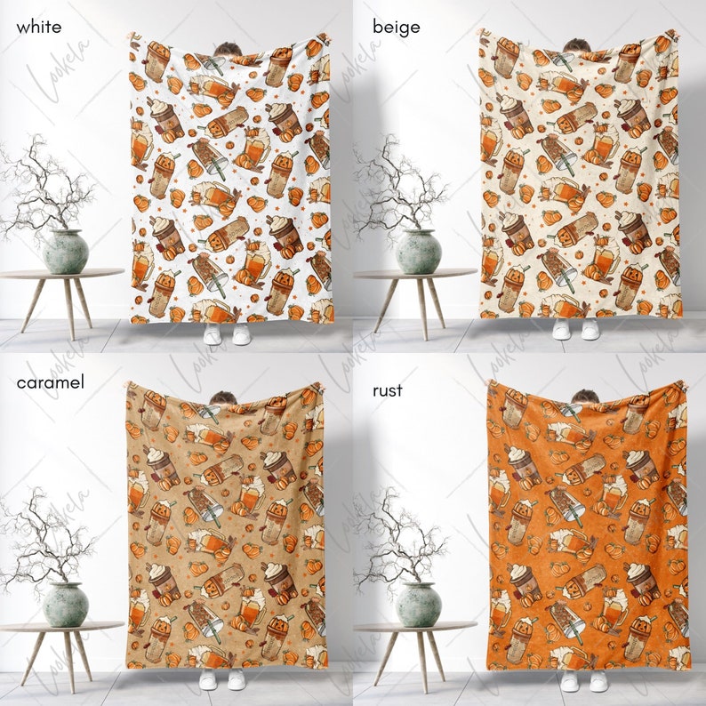 Op de afbeelding: Vier fleece dekens met een herfstthema met een patroon van pumpkin spice lattes, pompoenen en bladeren. De dekens worden getoond in vier verschillende kleuren: wit, beige, caramel en roest.