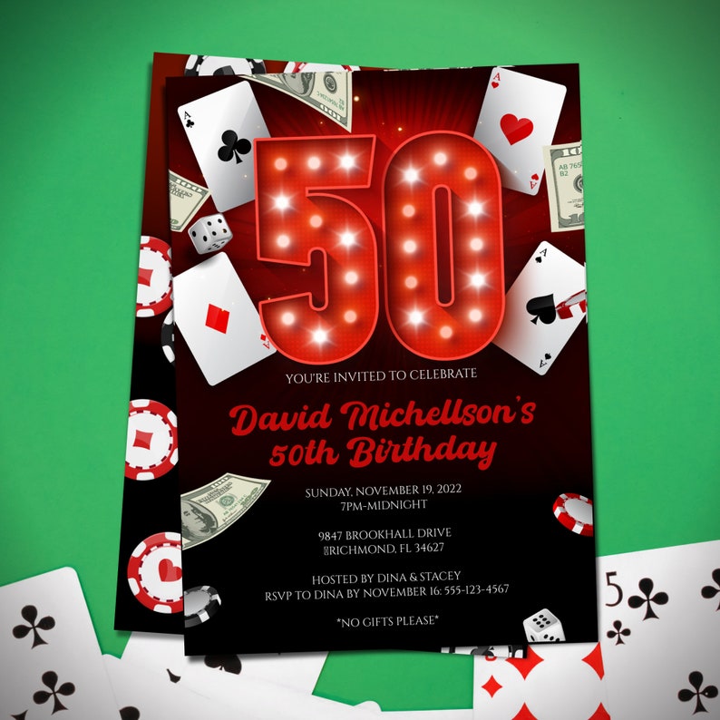 Puede incluir: Una invitaci&oacute;n de cumplea&ntilde;os de tem&aacute;tica de casino roja y negra con un gran 50 rojo en estilo marquesina con luces blancas. La invitaci&oacute;n es para la fiesta de cumplea&ntilde;os n&uacute;mero 50 de David Michellson. La invitaci&oacute;n incluye cartas de juego, dados y fichas de p&oacute;quer.