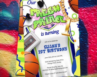 Puede incluir: Una invitación de cumpleaños colorida con temática de baloncesto. La invitación presenta una camiseta de baloncesto con las palabras "Fresh Prince" y una cadena de oro. El texto de la invitación dice "Únete a nosotros para celebrar el 1er cumpleaños de Elijah" e incluye la fecha, la hora y el lugar de la fiesta. La invitación también incluye el texto "Elijah es talla 2T y talla de zapatos 6*"