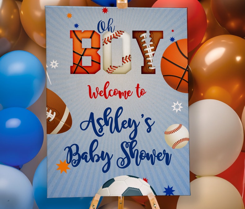 Pu&ograve; includere: Un cartello per baby shower blu e bianco con il testo "Oh Boy! Benvenuti alla baby shower di Ashley" e grafica di palloni da sport, tra cui una palla da baseball, una palla da basket, una palla da football americano e una palla da calcio.