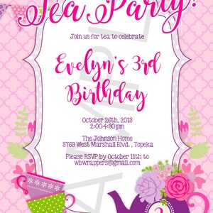 Peut inclure: Une invitation &agrave; un go&ucirc;ter sur le th&egrave;me du th&eacute; pour le 3&egrave;me anniversaire d'Evelyn. L'invitation est de couleur rose et violette et repr&eacute;sente une th&eacute;i&egrave;re, des tasses &agrave; th&eacute; et des fleurs. Elle indique la date, l'heure et le lieu de la f&ecirc;te. Veuillez confirmer votre pr&eacute;sence avant le 11 octobre &agrave; wbwrappers@gmail.com.