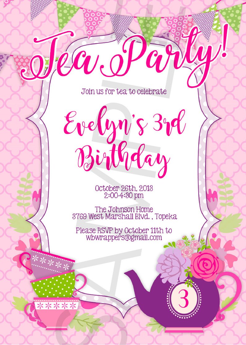 Peut inclure: Une invitation &agrave; un go&ucirc;ter sur le th&egrave;me du th&eacute; pour le 3&egrave;me anniversaire d'Evelyn. L'invitation est de couleur rose et violette et repr&eacute;sente une th&eacute;i&egrave;re, des tasses &agrave; th&eacute; et des fleurs. Elle indique la date, l'heure et le lieu de la f&ecirc;te. Veuillez confirmer votre pr&eacute;sence avant le 11 octobre &agrave; wbwrappers@gmail.com.
