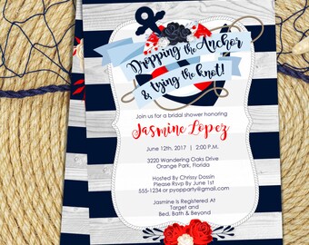 Puede incluir: Una invitación a una despedida de soltera con temática náutica con un fondo a rayas azul y blanco. La invitación presenta un ancla con flores rojas, blancas y negras y el texto "Dropping the Anchor & tying the knot!" La invitación también incluye el nombre de la novia, Jasmine Lopez, la fecha y hora de la despedida de soltera, la ubicación y la información de RSVP.