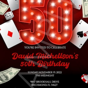 Puede incluir: Una invitaci&oacute;n de cumplea&ntilde;os de tem&aacute;tica de casino roja y negra con un gran n&uacute;mero 50 iluminado, cartas de juego, dados y dinero. La invitaci&oacute;n dice "Est&aacute;s invitado a celebrar el 50 cumplea&ntilde;os de David Michellson" e incluye la fecha, la hora, la direcci&oacute;n y la informaci&oacute;n de RSVP.