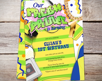 Puede incluir: Una invitación de cumpleaños colorida para un primer cumpleaños con el texto "Our Fresh Prince is turning 1". La invitación presenta una cinta de casete, una cadena de oro y una camisa a rayas amarilla y verde. El texto de la invitación incluye la fecha, la hora, la ubicación y la información de RSVP.