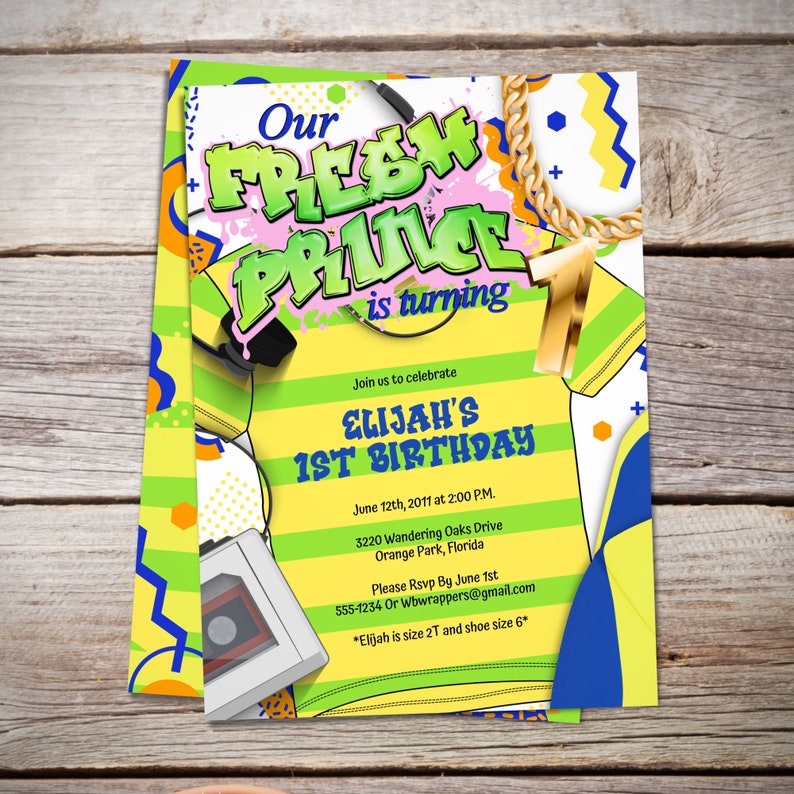 以下が含まれることがあります： 「Our Fresh Prince is turning 1」というテキストが書かれた、カラフルな1歳の誕生日パーティーの招待状。招待状には、カセットテープ、金のチェーン、黄緑のストライプのシャツが描かれています。招待状のテキストには、日付、時間、場所、RSVPの情報が含まれています。