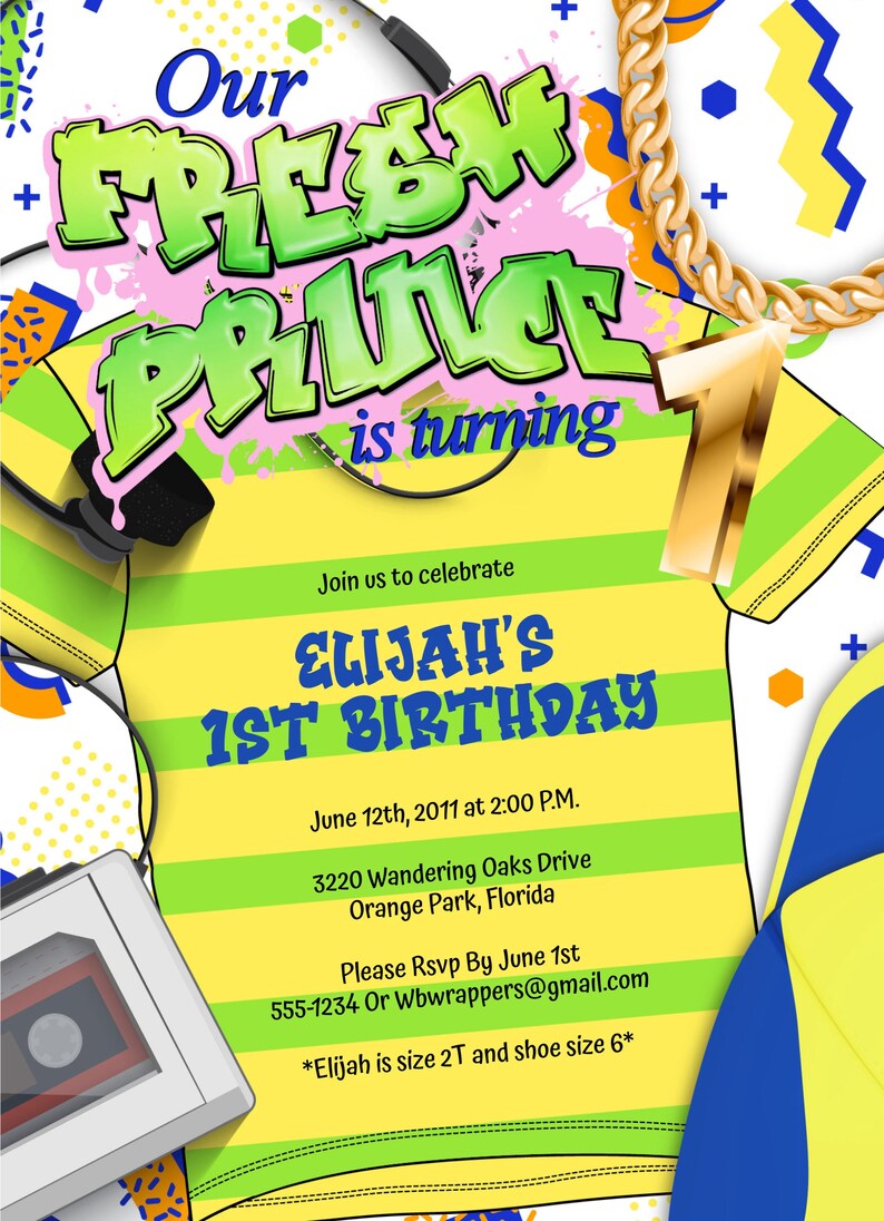 以下が含まれることがあります： 「Our Fresh Prince is turning 1」と「Elijah's 1st Birthday」の文字が書かれた黄色と緑の誕生日招待状。招待状には、日付、時間、住所、RSVP情報など、パーティーの詳細が記載されています。招待状には、数字1のペンダントが付いた金のチェーン、カセットテープ、ヘッドホンも含まれています。