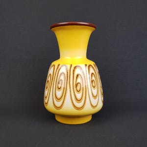 Vintage SCHLOSSBERG KERAMIK con decoro unico a vortice giallo e marrone 205/20 Ceramica della Germania Occidentale anni &#39;60-&#39;70