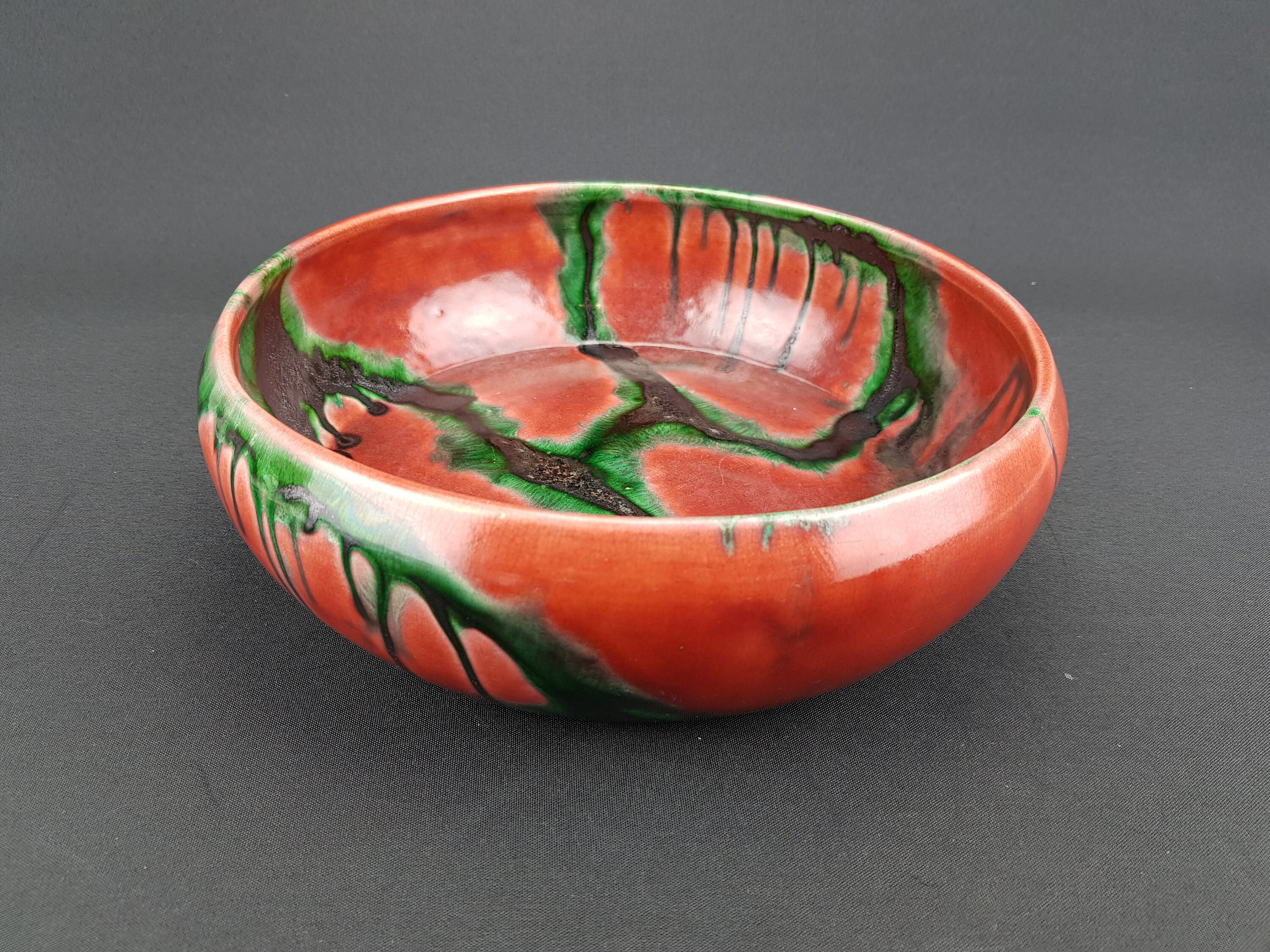 緑と銀のアクセントが付いたヴィンテージミッドセンチュリーモダン