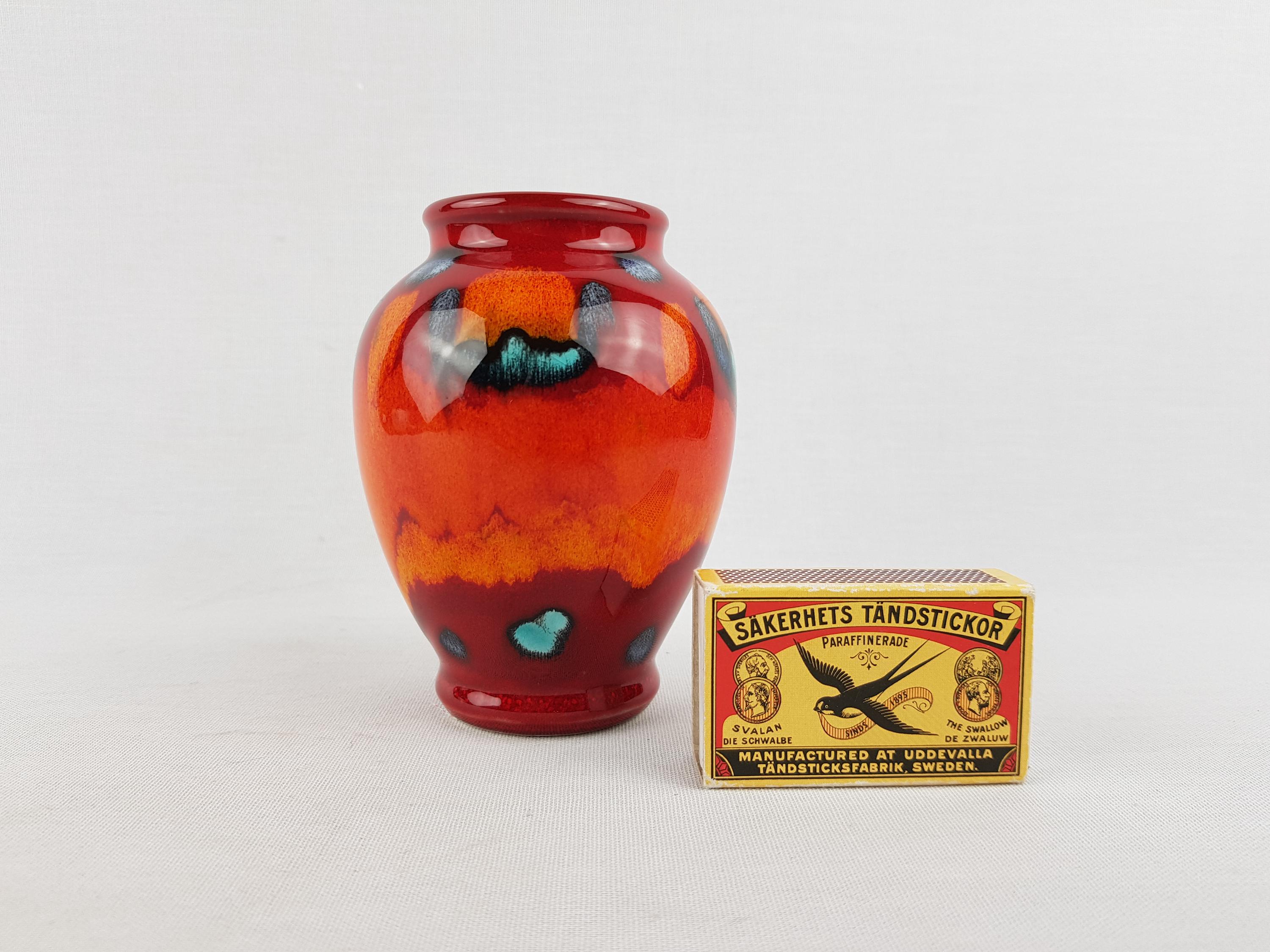 ヴィンテージ品 プール・ポタリー デルフィスシリーズ 幾何学模様 花瓶 ヴィンテージ プール陶器 デルフィス花瓶 - 燃えるような赤、オレンジ