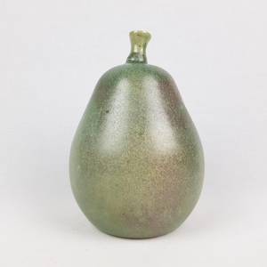 Puede incluir: Un jarrón de cerámica verde con forma de pera. El jarrón tiene una superficie texturizada y moteada.