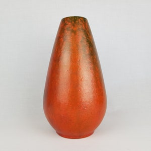 Puede incluir: Un jarrón de cerámica naranja y verde alto y redondeado en forma de lágrima.