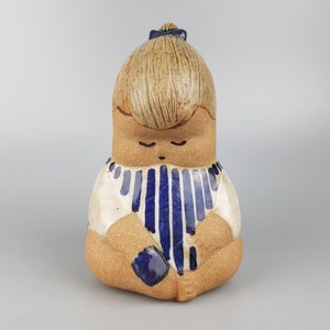 Vintage beeldje JOHANNA van LISA LARSON uit de Larson Ungar (Larson's Kids)-serie voor Gustavsberg Studio Pottery Sweden 1960s