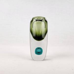 Puede incluir: Un jarrón de vidrio transparente con una parte superior de vidrio verde y una esfera de vidrio azul turquesa en la parte inferior.