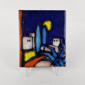 Puede incluir: Pequeña baldosa cuadrada de cerámica con una escena de paisaje. La baldosa presenta un cielo azul oscuro, un sol amarillo y edificios y plantas estilizados en blanco, azul y marrón. Los bordes están delineados en naranja.