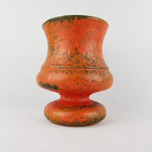 Puede incluir: Un letrero de madera rústico con el texto "Welcome to our home" en un estilo manuscrito. El letrero es rectangular, con un acabado envejecido y un diseño sencillo y acogedor. Adecuado para uso en interiores o exteriores.